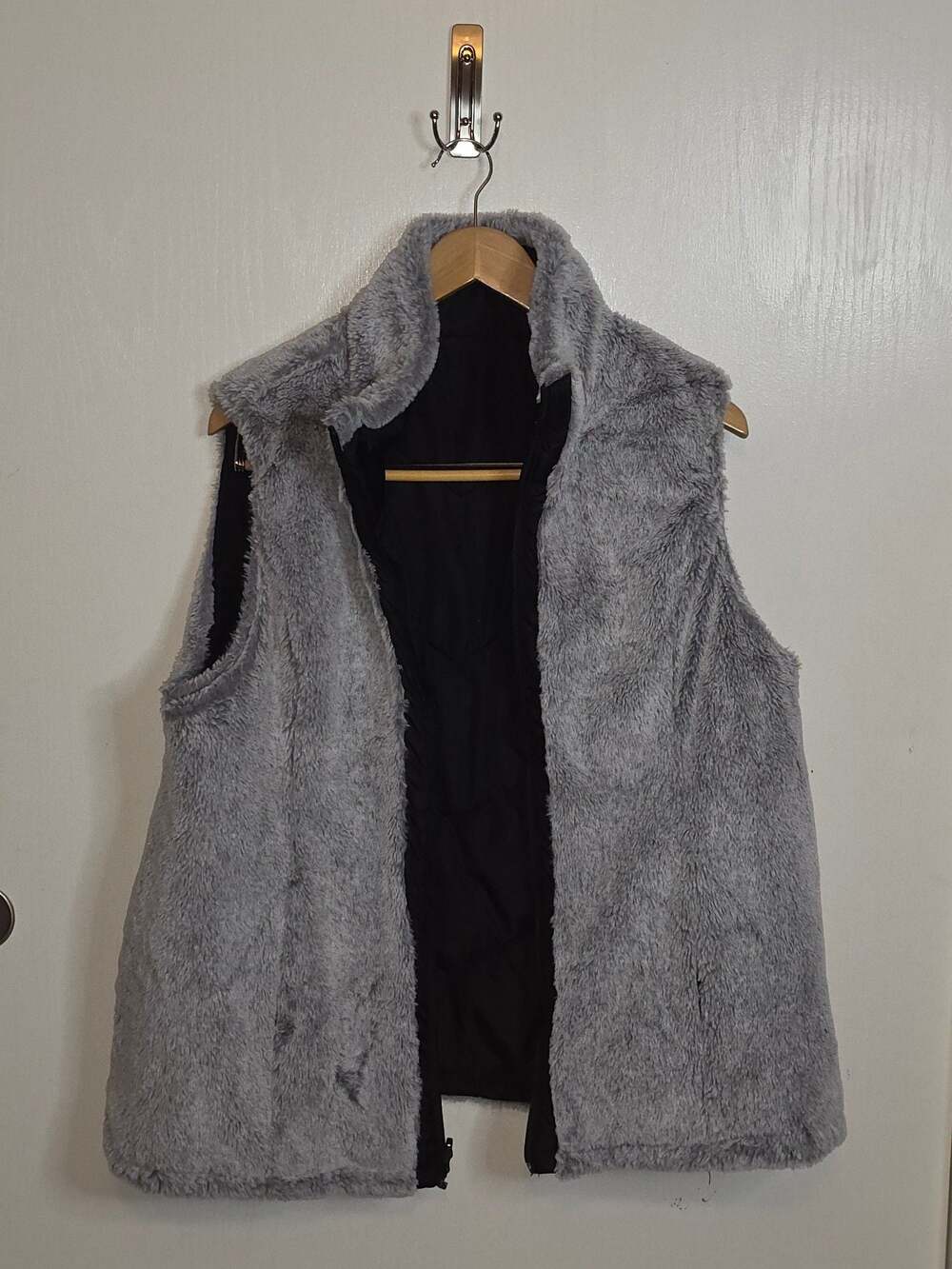 Chebella Quilted Reversible Faux Fur Vest - Picture 2 of 11